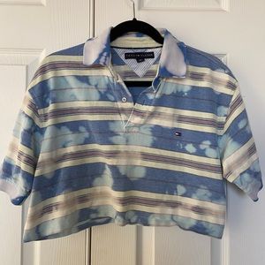 Cropped tie-dye Tommy Hilfiger shirt.